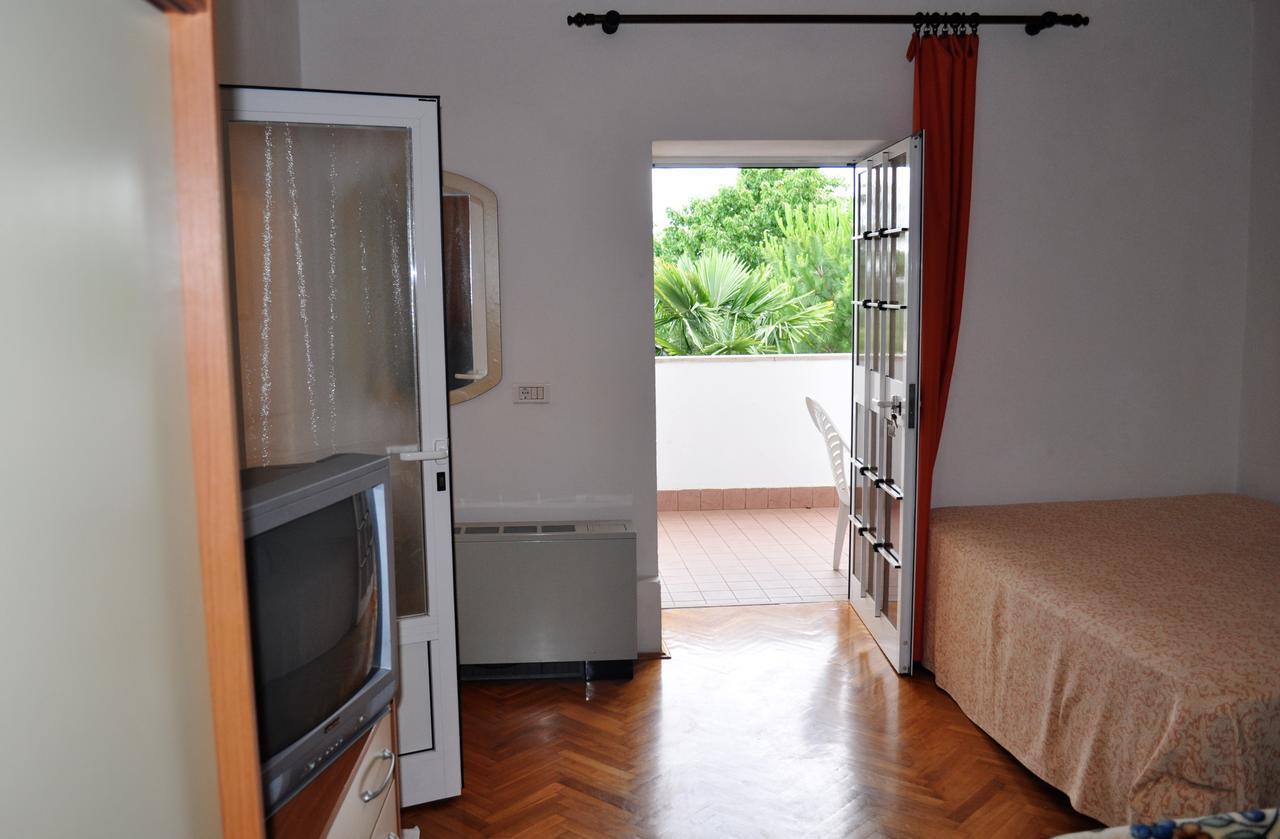 Tri Srca Apartments & Rooms Funtana Buitenkant foto